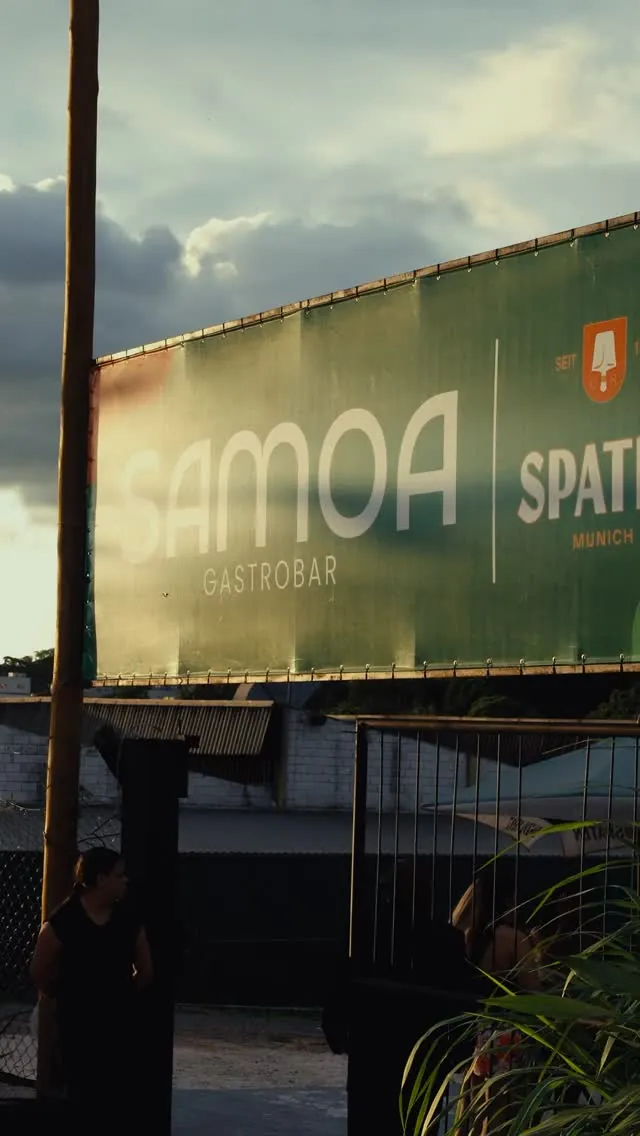 Painel Samoa Gastrobar e Spaten ao entardecer