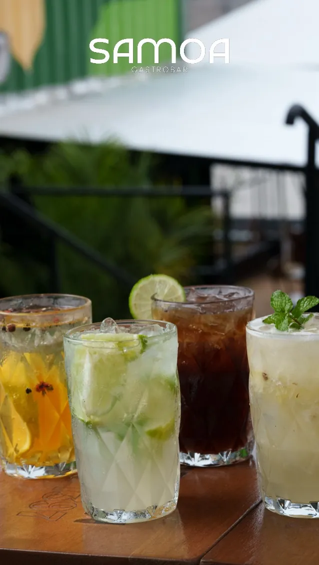Quatro drinks autorais sobre a mesa
