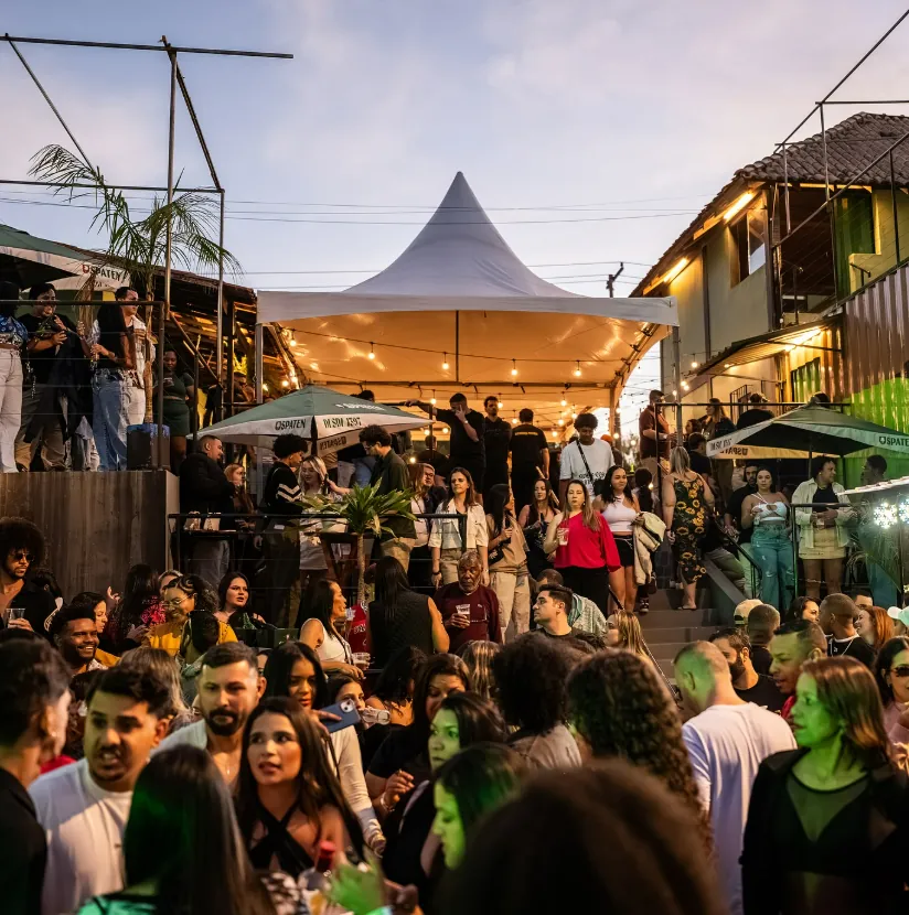 Escadaria e tenda lotadas em dia de evento ao entardecer