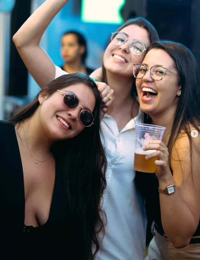 Amigas brindando com cerveja
