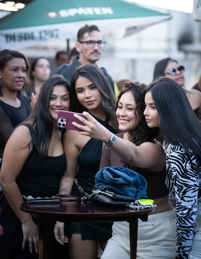 Amigas tirando selfie sob o guarda-sol Spaten